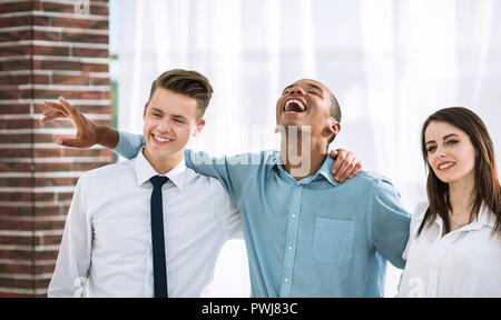 Triumphierend Business Team auf Büro Hintergrund. Das Konzept der Sieg Stockfoto