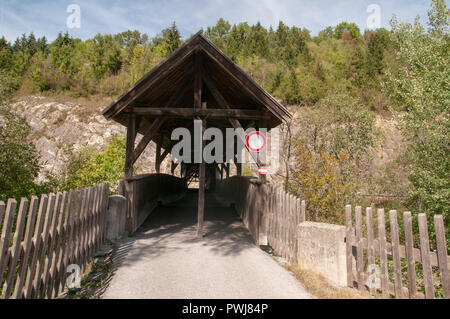 Holz- Brücke über den Inn in der Nähe von Prutz, Tirol, Österreich Stockfoto