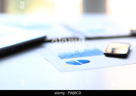 Verschwommenes Bild von Handy auf Office Desktop Stockfoto