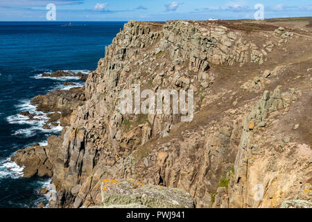 Carn Les Boel, Landspitze Detail und Fernen Longships Leuchtturm #2; Cornish Coast in der Nähe von Lands End. Carn Les Boel, in der Nähe von Lands End, Cornwall, England. Stockfoto