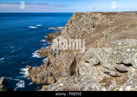 Carn Les Boel, Landspitze Detail und Fernen Longships Leuchtturm #3; Cornish Coast in der Nähe von Lands End. Carn Les Boel, in der Nähe von Lands End, Cornwall, England. Stockfoto