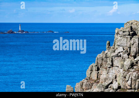 Carn Les Boel und Detail der Longships Leuchtturm; Cornish Coast in der Nähe von Lands End. Carn Les Boel, in der Nähe von Lands End, Cornwall, England. Stockfoto