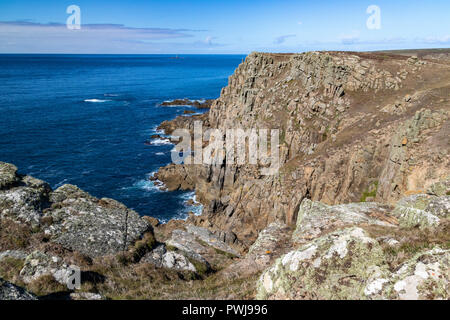 Carn Les Boel, Landspitze Detail und Fernen Longships Leuchtturm #4; Cornish Coast in der Nähe von Lands End. Carn Les Boel, in der Nähe von Lands End, Cornwall, England. Stockfoto