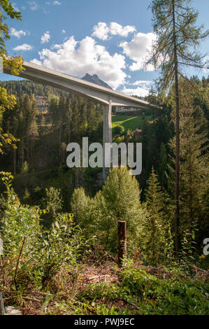 Brücke von der Schlucht des Flusses Inn, in der Nähe von Scuol, Engadin, Schweiz Stockfoto