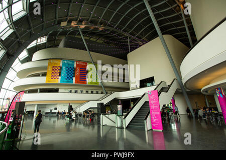 Großbritannien, England, Tyneside, Gateshead, Salbei Center Lobby innen Stockfoto