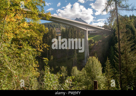 Brücke von der Schlucht des Flusses Inn, in der Nähe von Scuol, Engadin, Schweiz Stockfoto