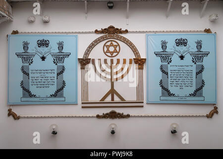 Die jüdischen Menorah dekorieren im Innenhof der Alten Buchara jüdische Synagoge, die stammt aus dem 16. Jahrhundert in der Stadt Samarkand, Buchara im 19. und frühen 20. Jahrhundert in Usbekistan. Auswanderung nach Israel und der Westen hat eine rasch schwindende Jüdische Gemeinschaft in Buchara Links, und nur etwa 500 Juden in der Stadt bleiben. Stockfoto