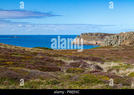 Coast Path, Carn Les Boel, Küste und Flora Detail mit weit entfernten Longships Leuchtturm; Cornish Coast in der Nähe von Lands End. Carn Les Boel, in der Nähe von Lands End, Stockfoto