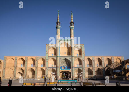 YAZD, IRAN - 17. AUGUST 2016: Amir Chakhmaq Komplex im Sommer. Es ist eine Moschee auf einem Platz gelegen, und ein Wahrzeichen von Yazd, die Stockfoto