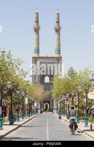 YAZD, IRAN - 18. AUGUST 2016: Jameh Moschee, mit ihren charakteristischen Fliesen Minaretten, von einer nahe gelegenen Straße gesehen. Jameh Moschee ist eines der Symbole der Stockfoto