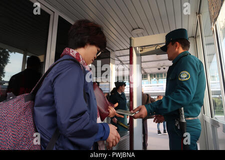 Fahrgäste in Security Checkpoint vor dem Betreten des Taschkent Yuzhny Internationalen Flughafen in Taschkent die Hauptstadt von Usbekistan, das geprüft wird, Stockfoto