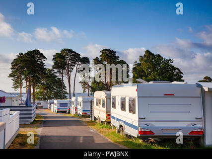 Camper Trailer und Kabinen am Seaside Holiday Park im südlichen Norwegen Stockfoto