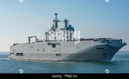 Die französische Marine "Mistral" Klasse amphibisches Schiff FS Dixmude kommt für einen kurzen Besuch in Portsmouth, Großbritannien Truppen und Ausrüstung auf 16/10/18 zu laden. Stockfoto