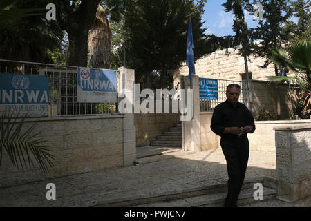 Mann verlassen des Büros des UNRWA Soforthilfe und menschliche Entwicklung für die Palästinaflüchtlinge in der Altstadt von Jerusalem Israel Stockfoto