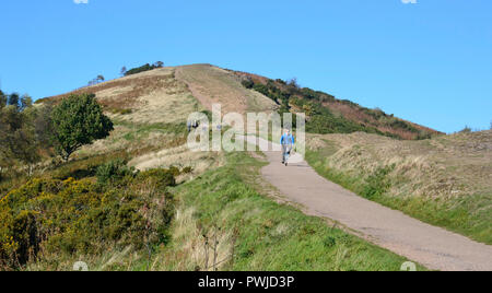 Radfahrer kommen hinunter von Worcester Beacon, Worcestershire, Leuchtfeuer, die Rundumleuchte, Worcestershire, Malvern Hills, England, Großbritannien Stockfoto