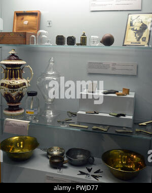 Blutegel Jar und Ausstellung auf Blut lassen an der George Marshall Medical Museum, Worcestershire Royal Hospital, Worcester, England, Großbritannien Stockfoto