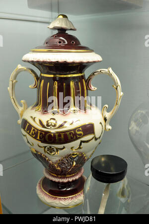 Blutegel Jar und Ausstellung auf Blut lassen an der George Marshall Medical Museum, Worcestershire Royal Hospital, Worcester, England, Großbritannien Stockfoto