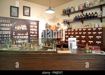 Die Victorian Apothecary bei George Marshall Medical Museum, Worcestershire Royal Hospital, Worcester, England, Großbritannien Stockfoto