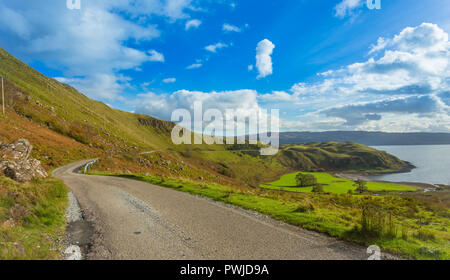 Ardnamurchan, in den Highlands von Schottland, Großbritannien. Die malerische und single Track Road von glenborrodale zu Kilchoan vorbei an Camus nan Geall Sicht Stockfoto