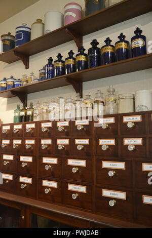 Die Victorian Apothecary bei George Marshall Medical Museum, Worcestershire Royal Hospital, Worcester, England, Großbritannien Stockfoto