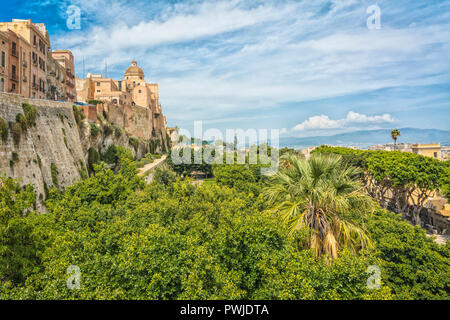 Saint Remy Bastion ist ein majestätisches Gebäude aus dem frühen 20. Jahrhundert liegt im historischen Zentrum von Cagliari, eines der Symbole von Sardiniaâ € ™ s Stockfoto