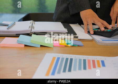 Finanzberater arbeiten mit dem Rechner im Büro. Buchhalter, Buchführung und die Berechnung der Einnahmen & Haushalt. Buchhalter Berechnung Finanzierung machen. Stockfoto