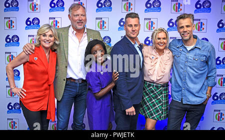 (Nach rechts) Anthea Turner, John Leslie, Diane-Louise Jordan, Tim Vincent, Katie Hill und Richard Speck besuchen Big Blue Peter's Geburtstag, feiert 60-jähriges Jubiläum der Show, bei der BBC Philharmonic Studio in der Media City UK, Salford Links. Stockfoto