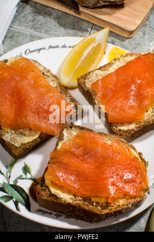 Irischer Räucherlachs auf Irische Brown Bread Stockfoto