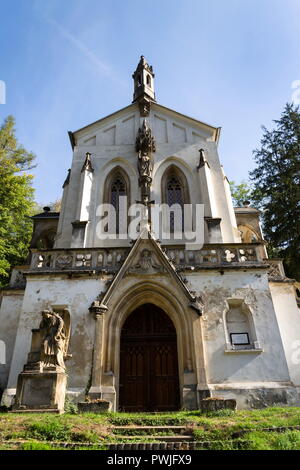 Hl. Maximilian Kapelle auf dem Friedhof in Saint John unter der Klippe, Svatý Jan pod Skalou, Tschechien, sonnigen Sommertag Stockfoto