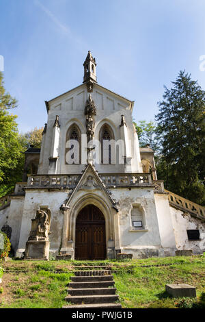 Hl. Maximilian Kapelle auf dem Friedhof in Saint John unter der Klippe, Svatý Jan pod Skalou, Tschechien, sonnigen Sommertag Stockfoto