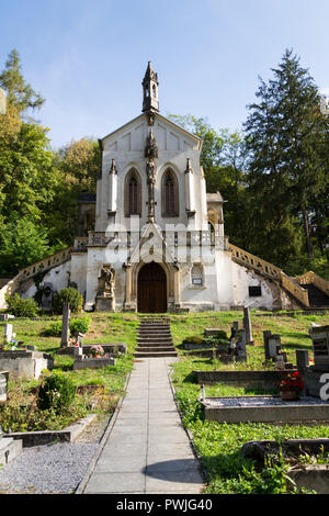 Hl. Maximilian Kapelle auf dem Friedhof in Saint John unter der Klippe, Svatý Jan pod Skalou, Tschechien, sonnigen Sommertag Stockfoto