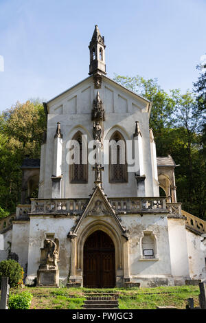 Hl. Maximilian Kapelle auf dem Friedhof in Saint John unter der Klippe, Svatý Jan pod Skalou, Tschechien, sonnigen Sommertag Stockfoto