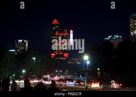 NIAGARA FALLS, ONTARIO, Kanada - 21. MAI 2018: Der Skylon Tower, dem Casino und Hotels in Niagara Falls bei Nacht Stockfoto