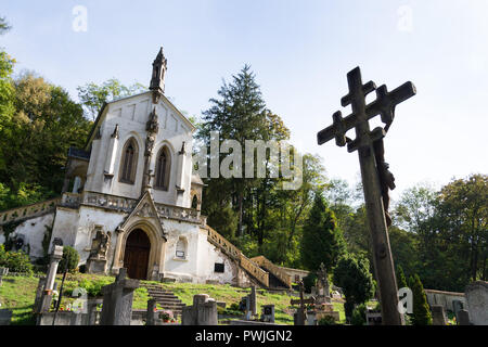 Hl. Maximilian Kapelle auf dem Friedhof in Saint John unter der Klippe, Svatý Jan pod Skalou, Tschechien, sonnigen Sommertag Stockfoto