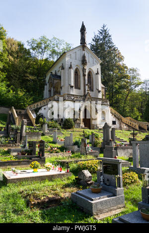 Hl. Maximilian Kapelle auf dem Friedhof in Saint John unter der Klippe, Svatý Jan pod Skalou, Tschechien, sonnigen Sommertag Stockfoto