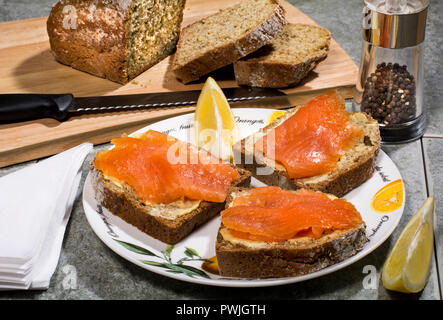 Irischer Räucherlachs auf Irische Brown Bread Stockfoto