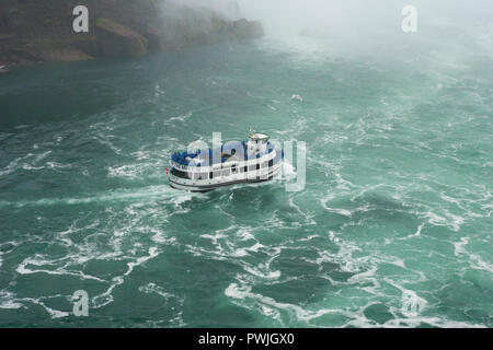 NIAGARA FALLS, ONTARIO, Kanada - 21. MAI 2018: Die Mädchen des Nebels Cruise Ferry Transporte Touristen durch den Nebel auf der wilden Gewässern am Niagara Falls Stockfoto