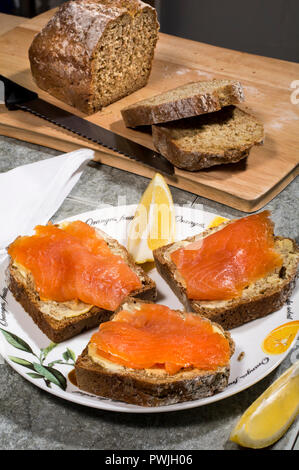 Irischer Räucherlachs auf Irische Brown Bread Stockfoto