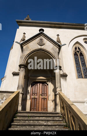 Hl. Maximilian Kapelle auf dem Friedhof in Saint John unter der Klippe, Svatý Jan pod Skalou, Tschechien, sonnigen Sommertag Stockfoto