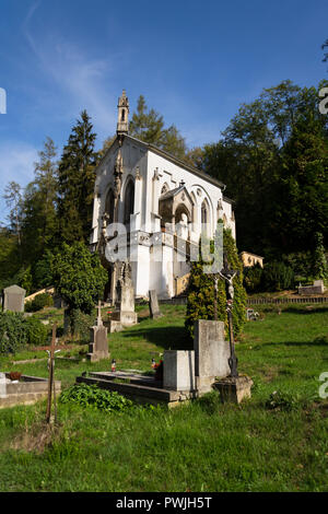 Hl. Maximilian Kapelle auf dem Friedhof in Saint John unter der Klippe, Svatý Jan pod Skalou, Tschechien, sonnigen Sommertag Stockfoto