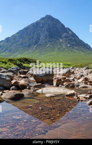 Buachaille Etive Mor gegen ein wolkenloser blauer Himmel Stockfoto