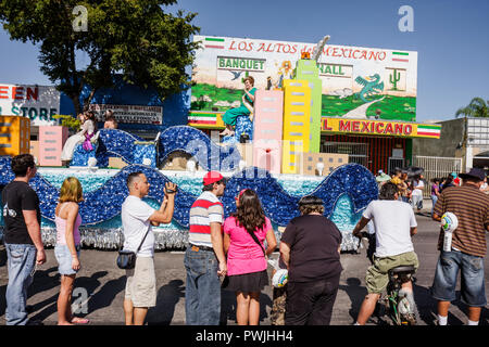 Miami Florida, Little Havana, Calle Ocho, Achte Straße, Tres Reyes Magos, Parade zum Tag der drei Könige, Hispanic Ethnic Festival, Tradition, Festwagen, florale Sheeti Stockfoto