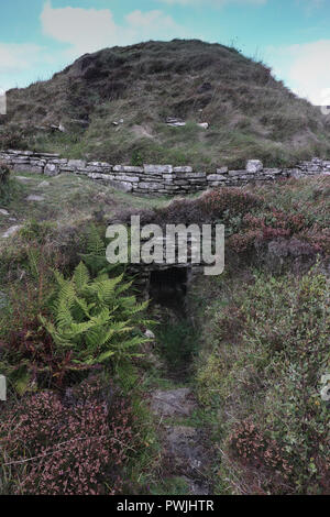 Ungewöhnliche zweistöckigen chambered Cairn, der Taversoe Tuick, aus der unteren Kammer bis zur oberen Damm auf der Suche gesehen. Auf Rousay Insel, Orkney, Schottland Stockfoto