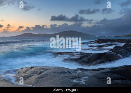 Wellen am Ufer des Harris mit Blick über die Insel Taransay Stockfoto