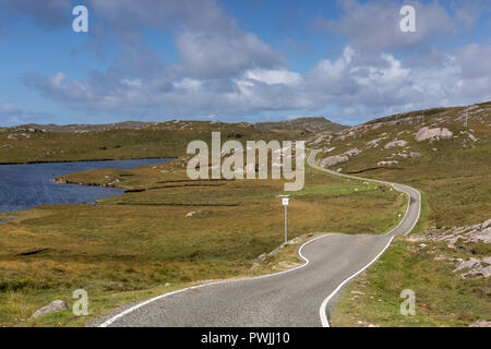 Single Track Road, die mit dem Übertragen von Orten auf Harris, Äußere Hebriden, Schottland, UK Stockfoto