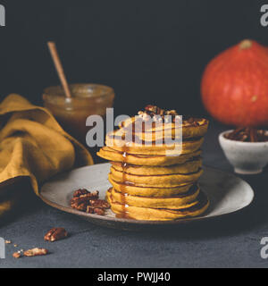 Pumpkin spice Pfannkuchen mit Karamell und Pekannuss. Getönt, square Erntegut Stockfoto