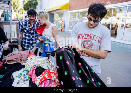 Miami Beach Florida, Lincoln Road Mall, Antiquitäten- und Sammlermarkt, Erwachsene Erwachsene Frau Frauen weibliche Dame, Mann Männer männlich, Paar, Verkäufer von Verkäufern, Stockfoto