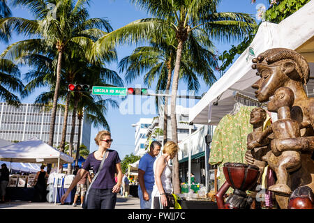 Miami Beach Florida, Lincoln Road Mall, Antiquitäten- und Sammlermarkt, Erwachsene Erwachsene Frau Frauen weibliche Dame, Frauen, Mann Männer Erwachsene Erwachsene Erwachsene, Verkäufer auch Stockfoto