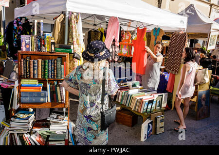 Miami Beach, Florida, Lincoln Road Mall, Antiquitäten- und Sammlermarkt, Erwachsene Erwachsene Frauen Frauen weibliche Dame, Frauen, Verkäufer von Verkäufern, Verkaufsstände b Stockfoto