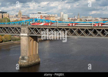 LNER express Personenzug Überquerung der King Edward Brücke über den Fluss Tyne, der Newcastle upon Tyne, England, Großbritannien Stockfoto
